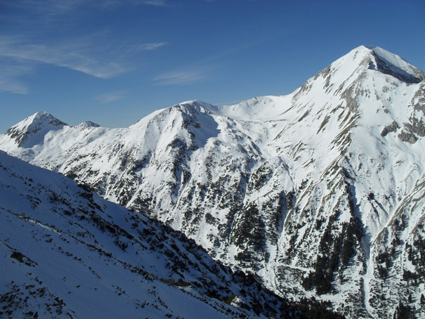 Planinski vrhovi, staze i skijasi u Banskom 07 A.jpg